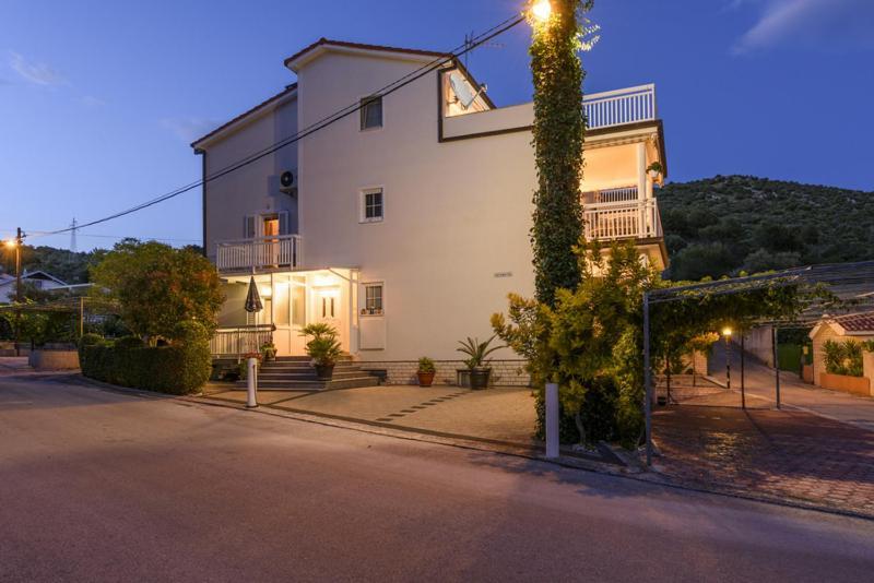 Apartments Luka - Trogir, Marina 150M From The Beach المظهر الخارجي الصورة